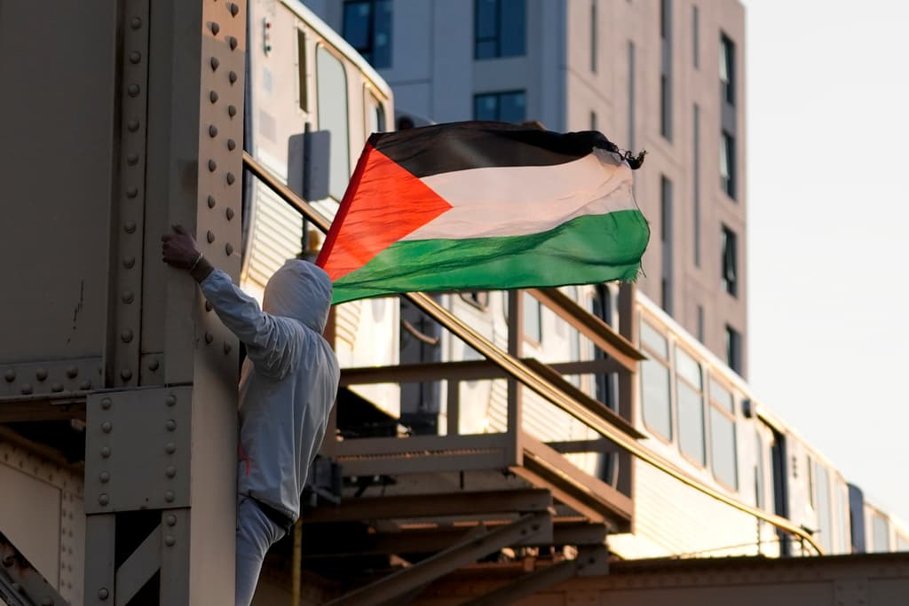 El mar de banderas palestinas ondeó sobre los manifestantes, destacando el espíritu de la protesta.
