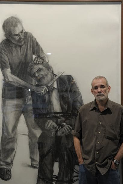 La imagen más fuerte es en la que aparece degollando con un cuchillo a un Lula amarrado a una silla.