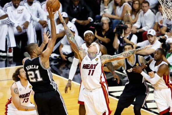 Habrá séptimo juego entre los Spurs y los Heat (30 fotos) ¡Locura total! Un juego electrizante, inolvidable, donde ambos equipos dieron una demostración inolvidable en el American Airlines Arena, manteniendo en vilo a los fanáticos en San Antonio y en Miami, primero durante los 48 minutos regulares y después en los 5 minutos de OT. .Tim Duncan, con una clásica demostración durante todo el partido, anotó más tantos en la primera mitad que la combinación de los 3 de Miami, Wade-James-Bosh 25/21, facilitando que los Spurs dominaran al Heat hasta comenzar el cuarto período, cuando Miami llevo a cabo un cambio de jugadores. Cuando solo faltaban 5 segundos para coronarse campeones los San Antonio Spurs, el incomparable Ray Allen empató el partido con un tiro de 3 puntos, forzando el OT. Con 1:43 en el reloj, LeBron James (triple/doble, 32 puntos, 11 asistencias y 10 rebotes) encaramó al Heat 101-100, y al concluir el OT, de nuevo Allen realizó una formidable jugada defensiva, dando dos puntos más al Heat, que terminó, a pesar de los umpires y para desconcierto de los comentaristas que daban el cetro a San Antonio, 103-101 sobre los Spurs. .