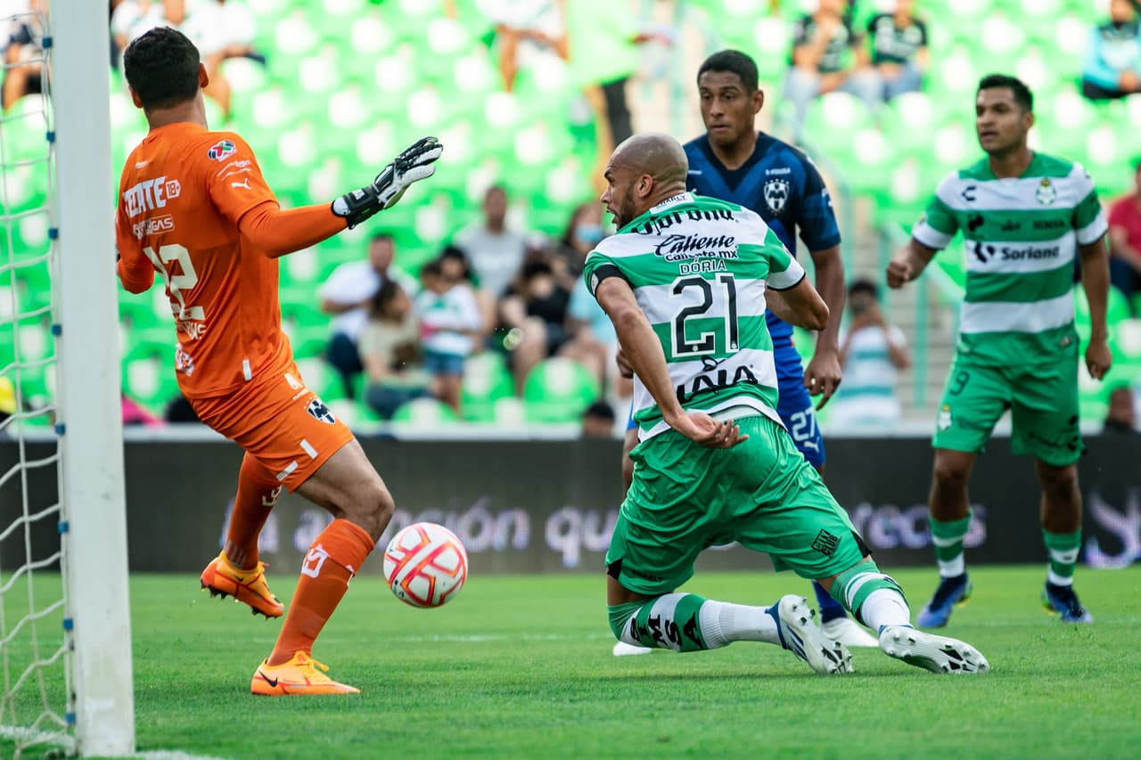 Santos logra una remontada de alarido para sacarle los tres puntos al Monterrey que no supo manejar la ventaja en el marcador.