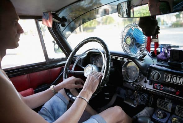 Miguel, un taxista de La Habana, colocó una bandera de EEUU en el techo de su Chrystler Windsor, 1956.
