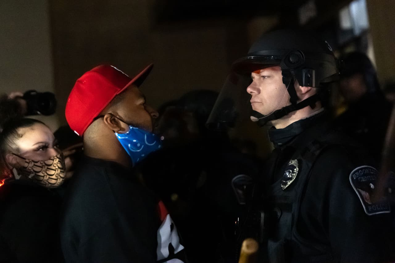 Manifestantes confrontan a los agentes frente a la estación central de la policía en Brooklyn Center. Daunte Wright tenía un hijo de dos años, trabajaba en el comercio minorista y en restaurantes de comida rápida para mantener a su familia. "Era un gran chico", dijo su padre Aubrey Wright. "Era un chico normal".
