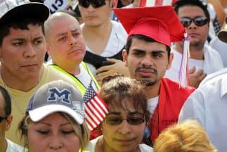 La ley SB 374 prohibe que trabajadores indocumentados obtengan empleos en el gobierno estatal. Las agencias estatales verificarán electrónicamente los permisos de trabajo.