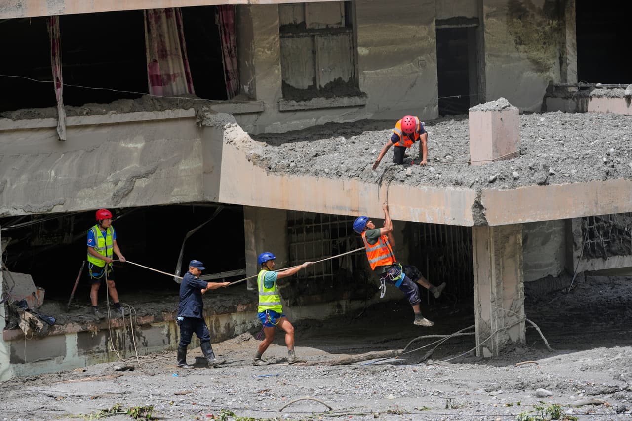 Los equipos de rescate buscan los cuerpos en un edificio a orillas del río Trishuli tras las inundaciones repentinas en el distrito de Nuwakot, Nepal, el sábado 29 de agosto de 2026.