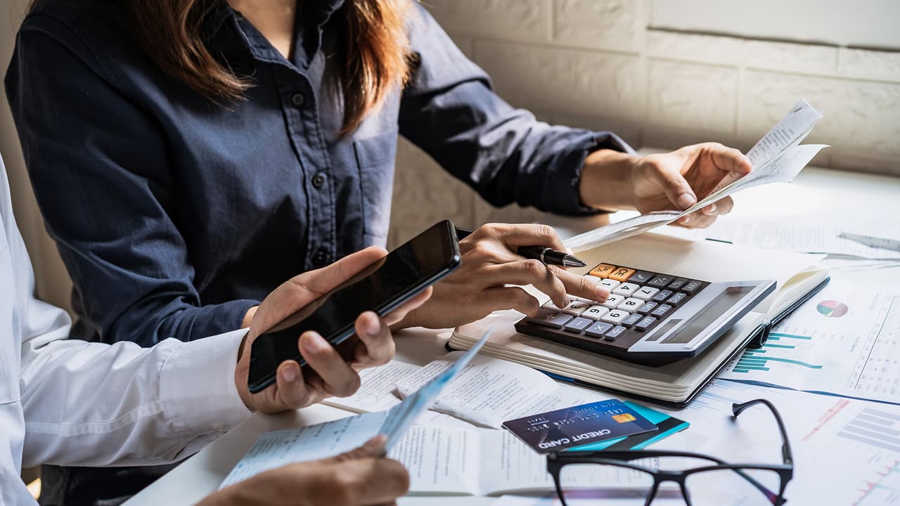 <b>Error en el estado civil</b>
<br>Asegúrate de que el estado civil tributario sea correcto. Para los contribuyentes que no están seguros de su estado civil tributario, el Asistente tributario interactivo en IRS.gov puede ayudar.