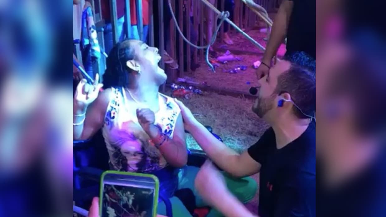 Este es el tierno video en el que Calibre 50 conmueve cantándole a una fan con discapacidad