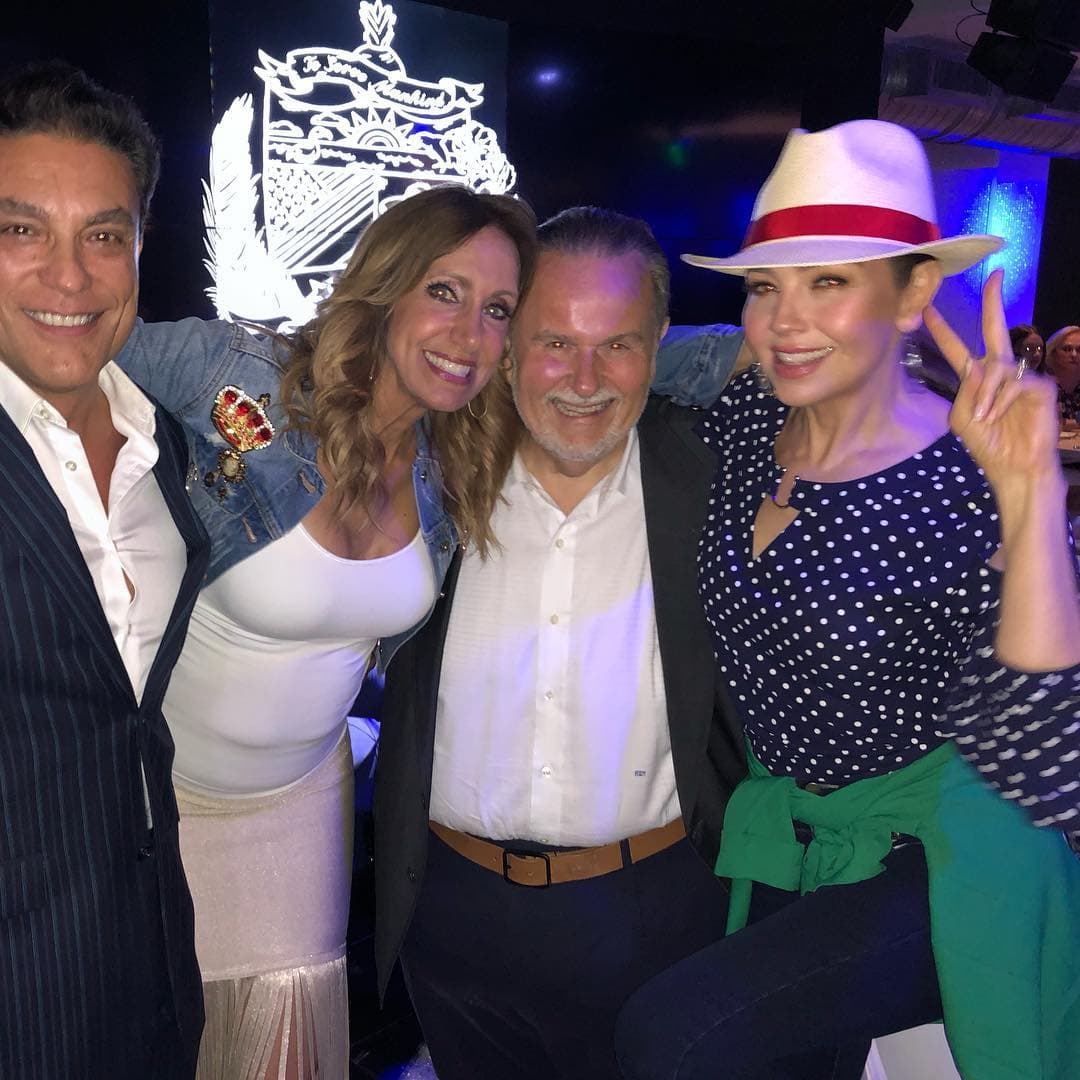 Cuando Lili Estefan cumplió 53 años, Thalía la sorprendió llegando a la celebración acompañada por su marido Tommy Mottola.