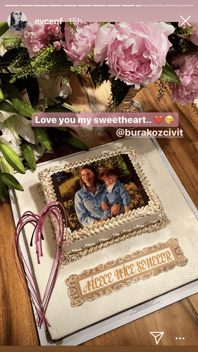 La esposa del actor compartió la imagen de su regalo: un pastel con una fotografía de la actriz junto a su hijo, fruto de su matrimonio con Burak Özçivit. En respuesta, le escribió: "Te amo, mi corazón".