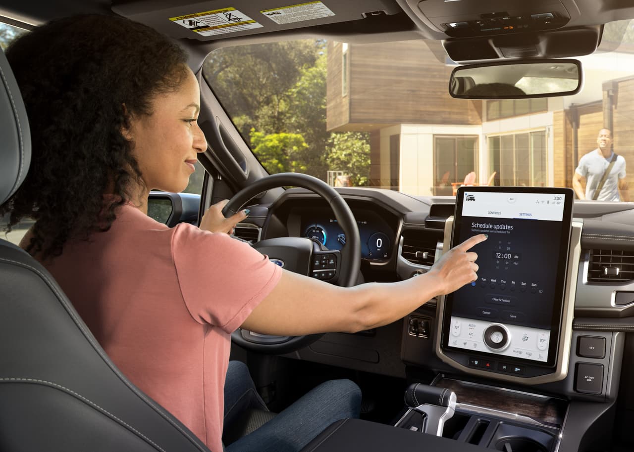 La Ford F-150 Lightning saldrá de las líneas de producción a partir del próximo año en la nueva fábrica de alta tecnología en el complejo Rouge de Ford en Dearborn, Michigan. Su precio inicial será de 39,974 dólares, antes de cualquier crédito fiscal federal o estatal.
