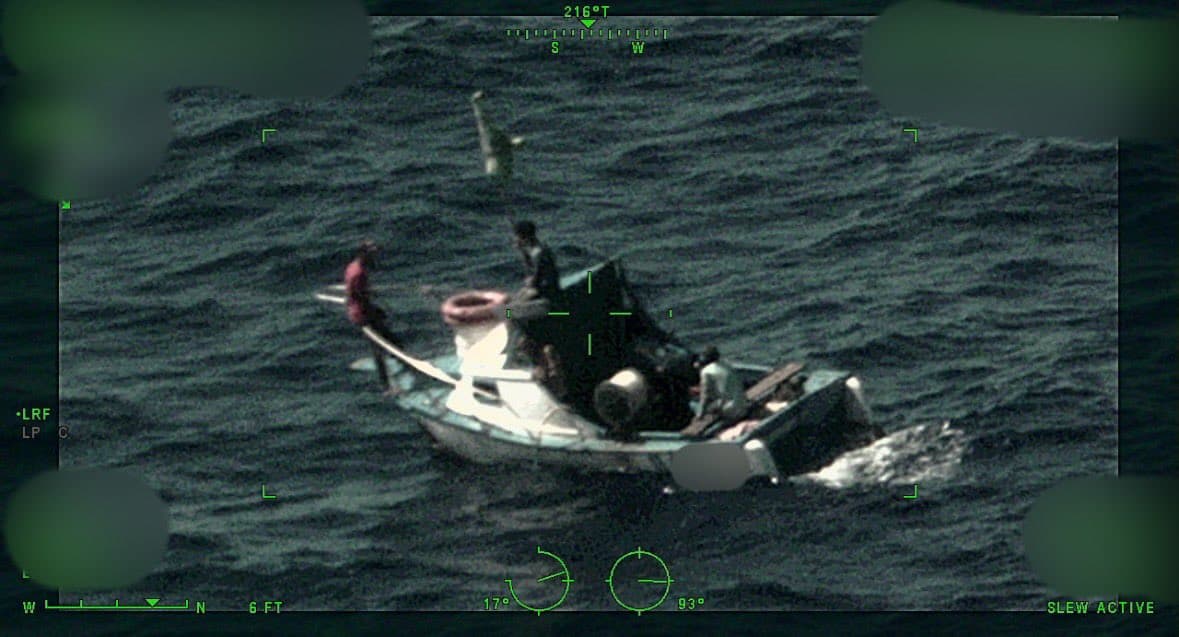 Según la Guardia Costera, operadores del Sector Key West recibieron el jueves un aviso de una tripulación aérea de Operaciones Aéreas y Marítimas de la Oficina de Aduanas y Protección Fronteriza de Estados Unidos sobre una 
<b>embarcación rústica en esa zona</b>. Una aeronave HC-144 Ocean Sentry de la Estación Aérea de la Guardia Costera en Miami localizó la embarcación. La tripulación del guardacostas Raymond Evans embarcó a los tres hombres cubanos, de acuerdo con la institución.