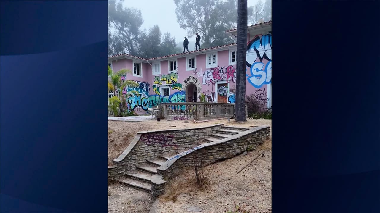 A pesar de los actos vandálicos, no se reporta que ocupantes ilegales hayan tomado posesión de esta última mansión de 7,000 pies cuadrados. Los grafitis en el exterior rosado de la casa han causado indignación entre los residentes de la exclusiva zona.
