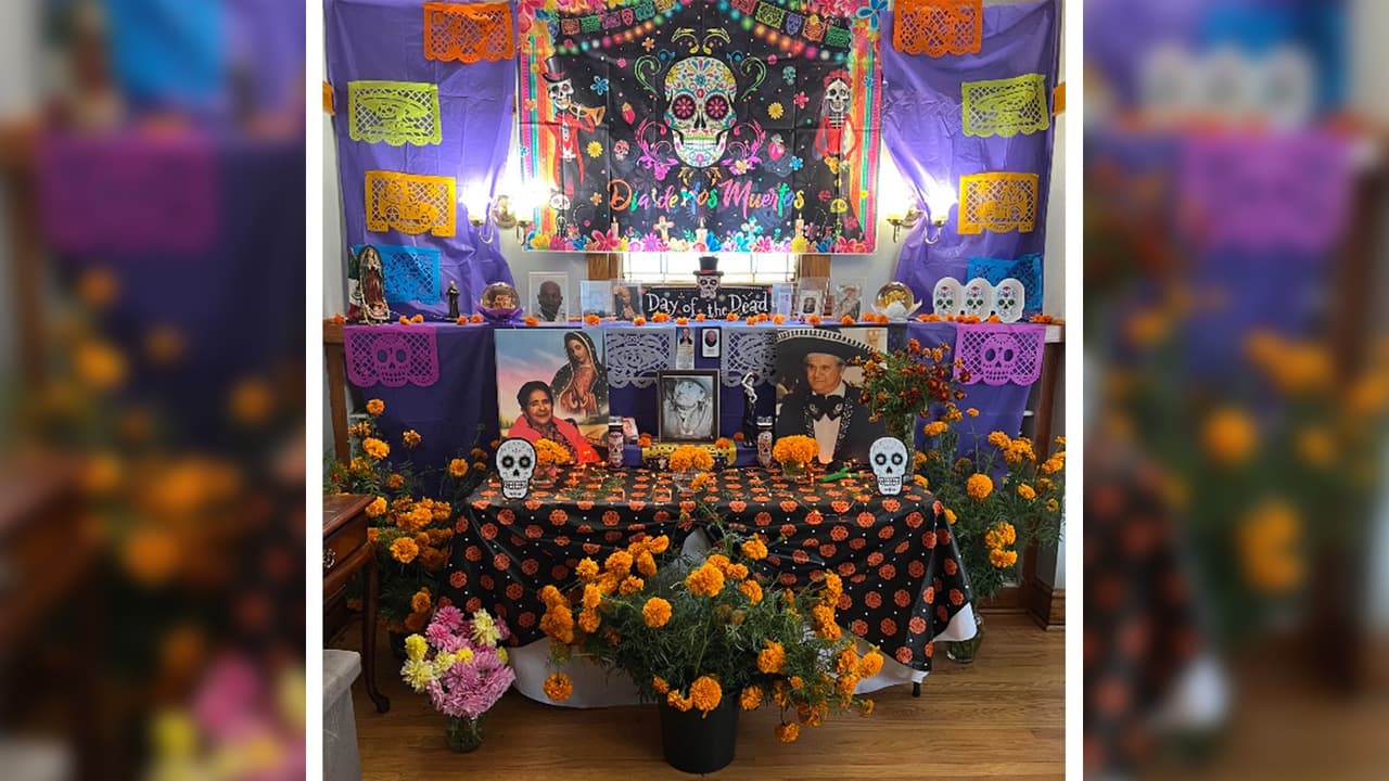 Gabby Hernández nos muestra su hermoso y colorido altar.
<br>"Mi ofrenda para mis seres queridos, especialmente para mi papá quien falleció hace 2 años por Covid", escribe.