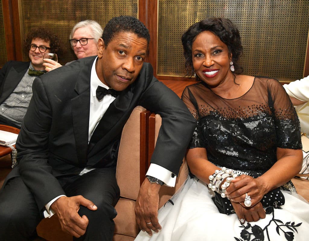 <b>Denzel Washington</b> y su esposa,
<b>Pauletta Pearson</b>, se conocieron en 1977 en un estudio de televisión. Si bien el romance inició hasta un año después. Ella rechazó dos propuestas de matrimonio hasta que finalmente aceptó y se casaron el 25 de junio de 1983.
<br>
<br>"La diferencia entre una casa y un hogar es una gran diferencia. Puedes comprar una casa, pero eso no la convierte en un hogar, y no quiere decir que un hombre no pueda hacer de una casa un hogar, pero mi esposa crió a estos hermosos niños y los protegió y sacrificó por ellos. Ella hizo el trabajo pesado”, dijo en 1995 a la revista People sobre el secreto de su matrimonio duradero.