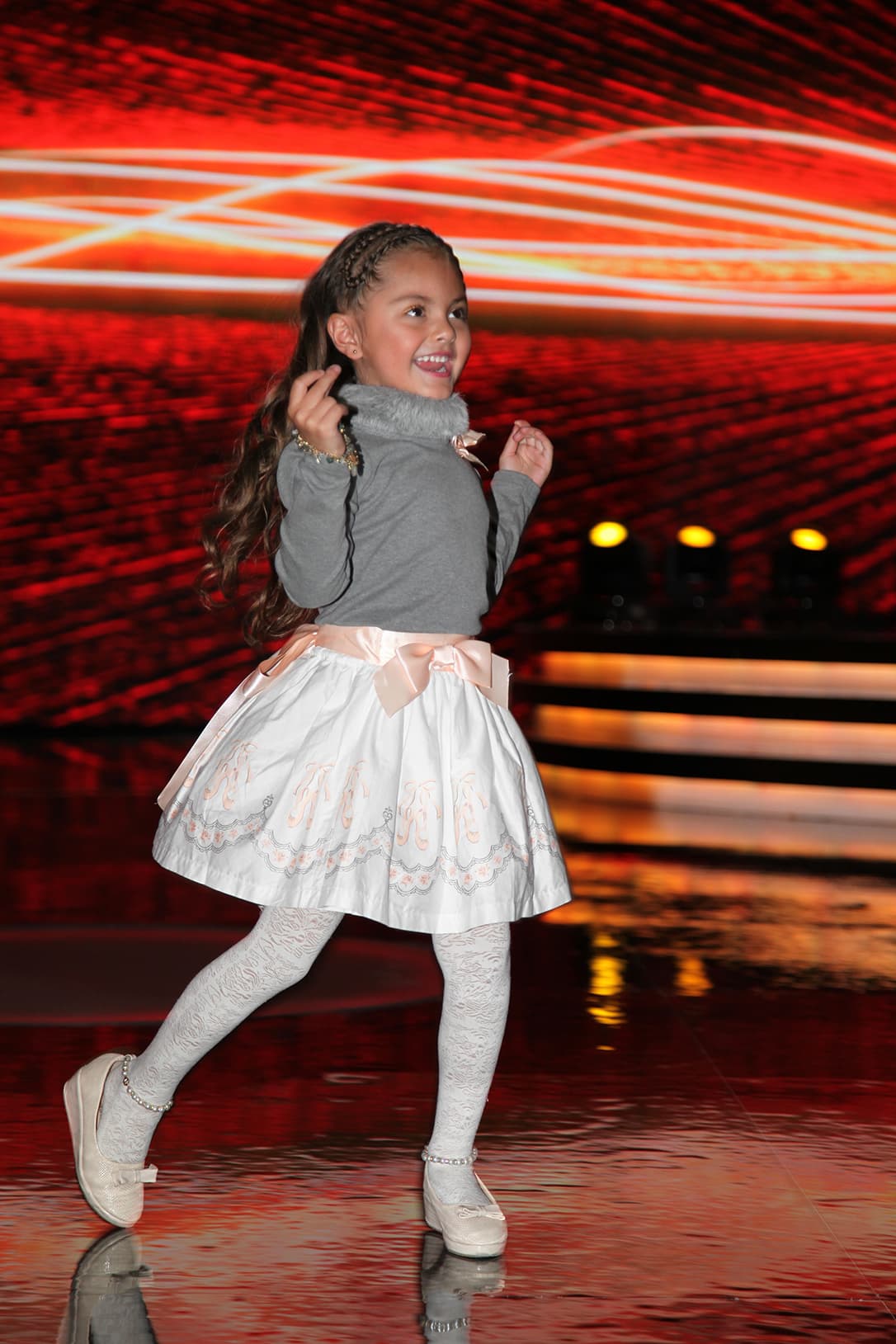 Si bien Rafaela no recordaba el nombre del niño que le gustaba, sabía perfectamente qué le había atraído de él: su sonrisa. La pequeña también sabía describirlo: "Es el niño que canta, que tiene cabello en la cara".