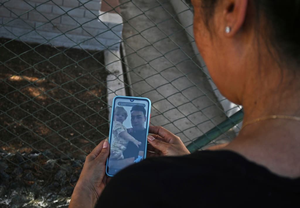 A diario, esta madre cubana de 44 años, sale 10 veces de la casa de sus padres en La Habana para buscar señal de internet que le permita realizar una videollamada. Es la única forma en la cual puede conectarse con su esposo Carlos Valle y cantarle canciones de cuna a quien considera su milagro, Kailyn, la única hija de ambos.