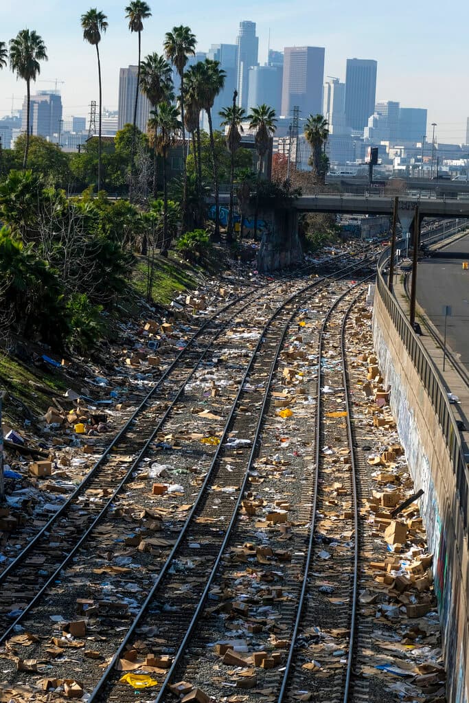 El resultado de los saqueos convierte los rieles del tren en un basurero.
<br>