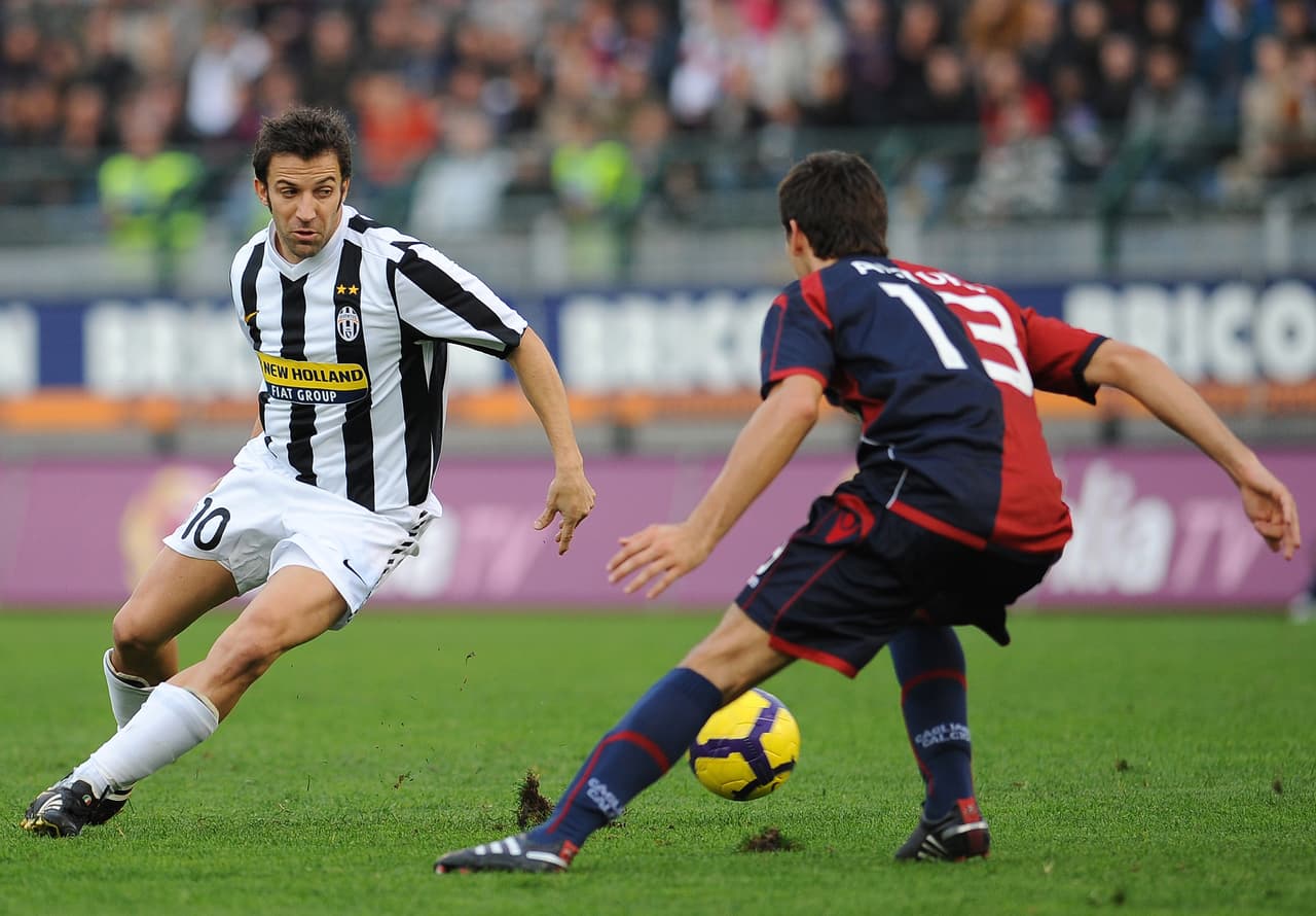 Astori se enfrentó a los mejores futbolistas del mundo. Aquí, jugando con el Cagliari, lo vemos enfrentando al gran Alessandro del Piero