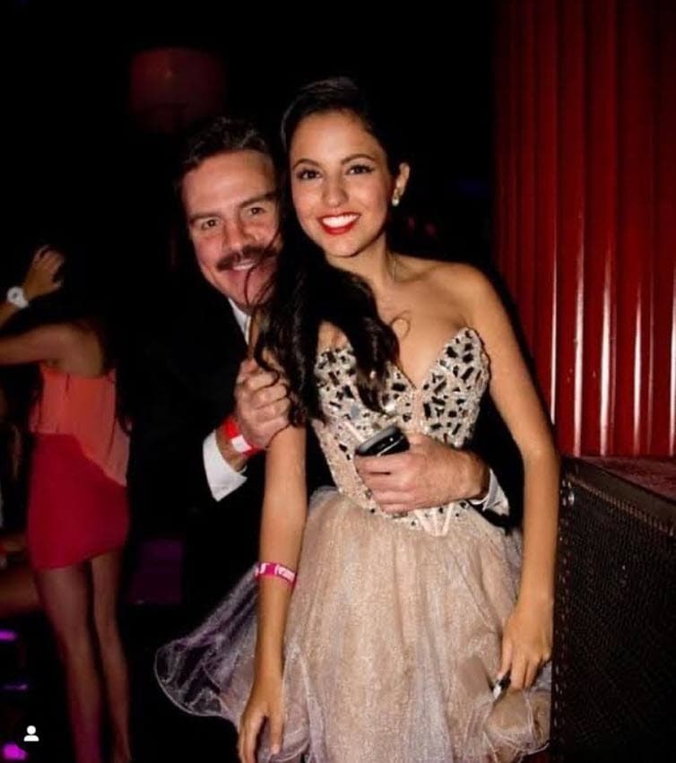 Ahora publica fotos con sus padres, de sus viajes, y suele estar en constante interacción con sus seguidores, los cuales han ido en aumento. 
<br>