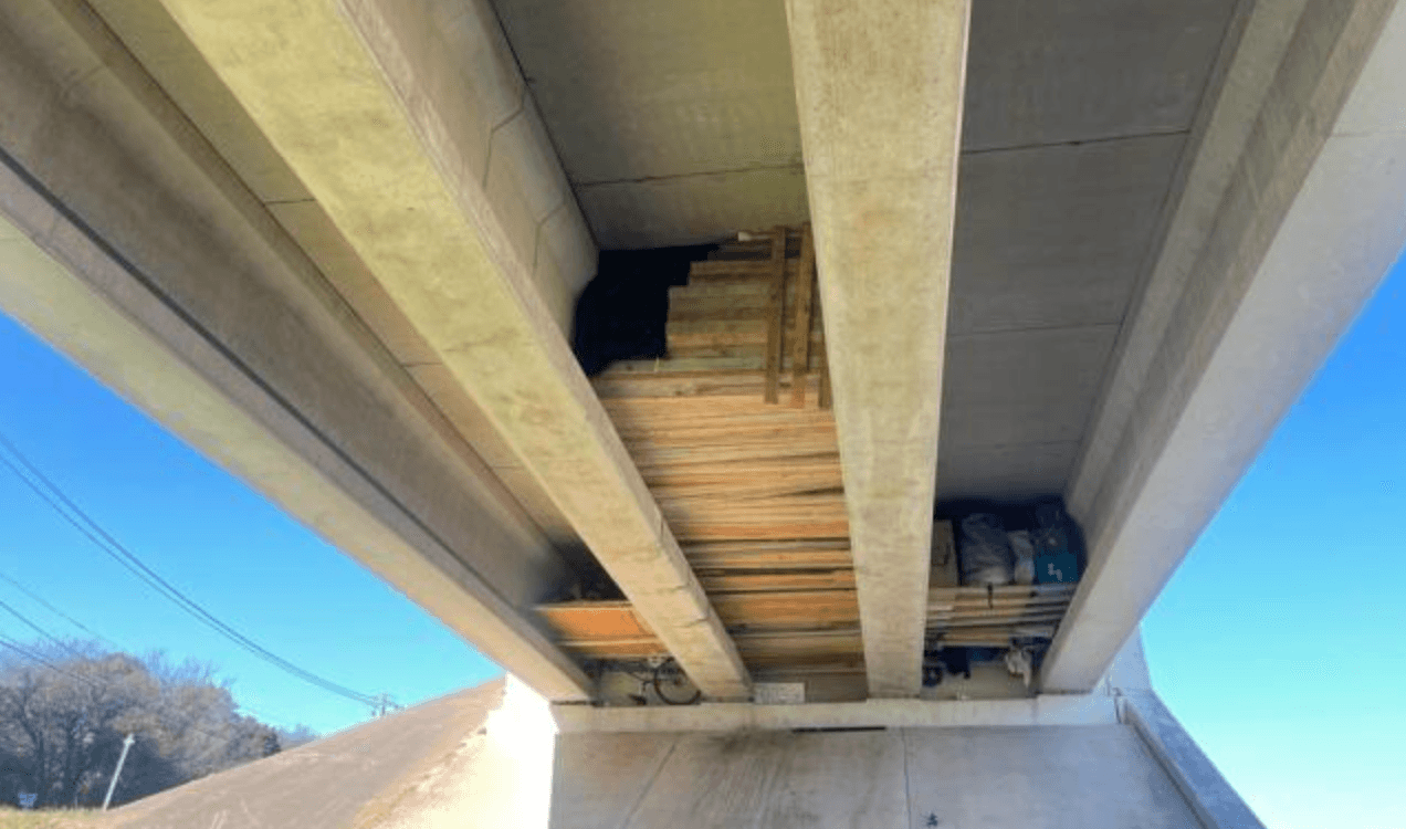Con bodega y piso de madera: Descubren campamento de desamparados bajo un puente en Austin