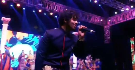 Durante esta recreación, Nick y Priyanka estuvieron acompañados por amigos y familiares arriba del escenario.