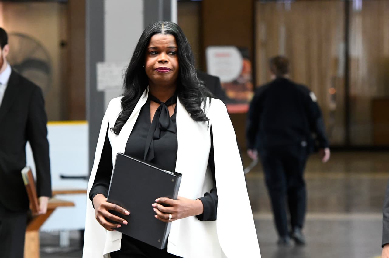 “Primero, rezo por la seguridad de nuestros servidores públicos y personal dentro del Capitolio. Seamos claros, esta no fue una protesta que salió mal. Se trata de terroristas nacionales que participan en una insurrección incitada por el presidente saliente. No eludamos lo que está sucediendo aquí. Esto es anarquía y desorden arraigados en el abrazo de Trump a la supremacía blanca. Esta es América. Esto es lo que sucede cuando analizamos las palabras y no confrontamos la verdad. Esto es más que espantoso, pero no sorprendente", fiscal del Condado Cook, Kim Foxx.