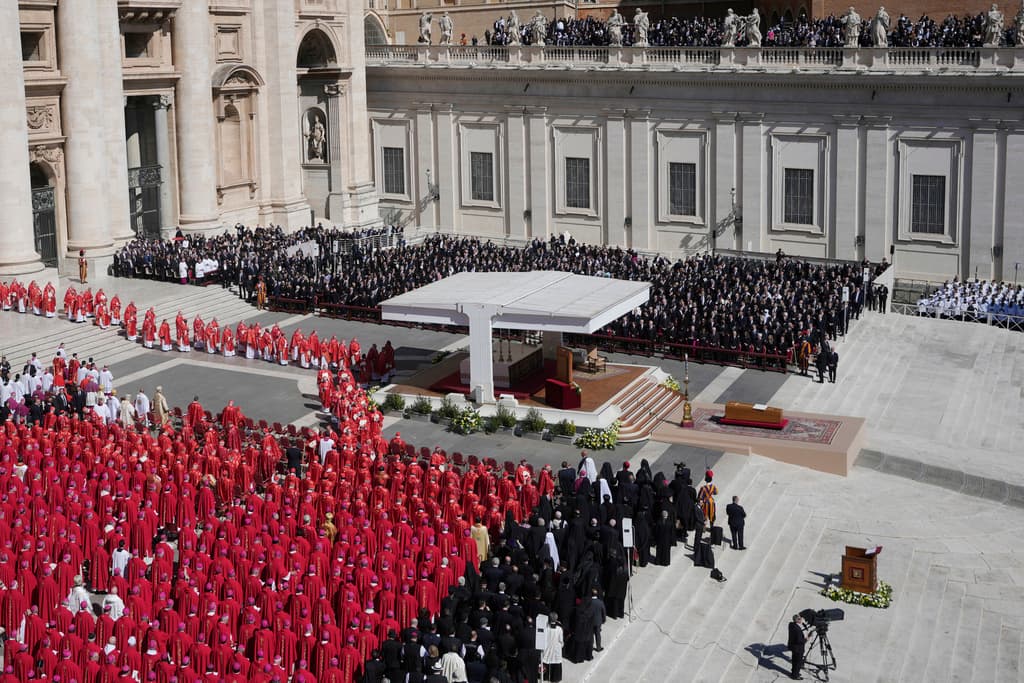 El clero durante el funeral del papa Francisco en la Plaza de San Pedro del Vaticano, el sábado 26 de abril de 2025. (Foto AP/Markus Schreiber)