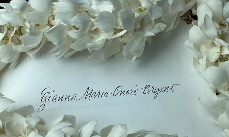 Al lado de una imagen de lo que parecería la envoltura de un diploma, la viuda de Kobe Bryant escribió: "
<b>Felicitaciones por tu graduación de octavo grado, Gigi.</b> Te amo por siempre y para siempre. Estoy tan orgullosa de ti", se lee en el texto.
<br>