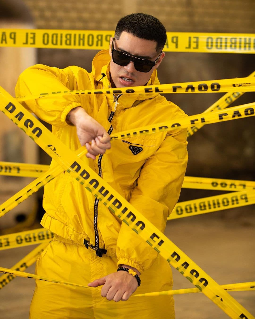 Este look también es sustentable pues está hecho de re-nylon, una fibra de nylon regenerada a partir de residuos de plásticos reciclados y recuperados de mares y lagos, de acuerdo a la página de PRADA. El costo de este atuendo que incluye gorro y cierre tiene un precio de 3,722 dólares (76 mil pesos). A este look agregó unos tenis Louis Vuitton.