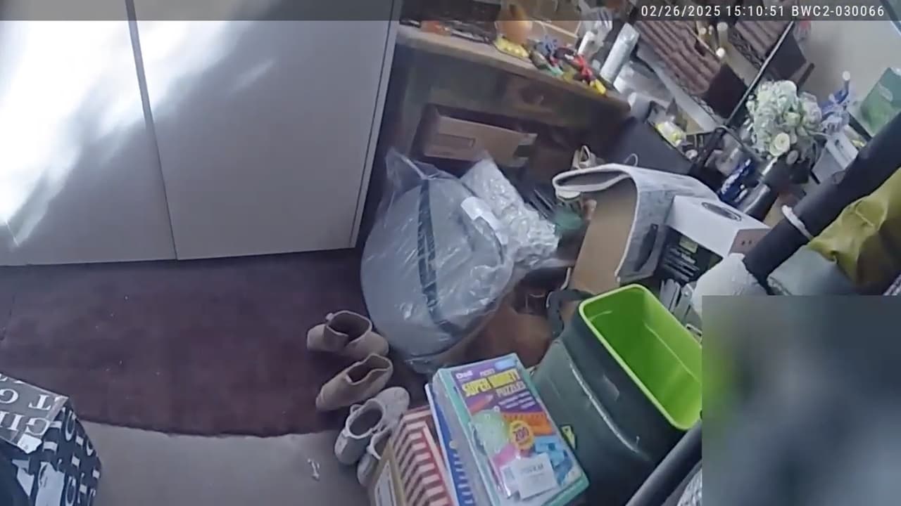 Las imágenes judiciales muestran baños con orina sin descargar, almohadas manchadas de sangre y habitaciones con fuerte olor, según agentes en la escena.