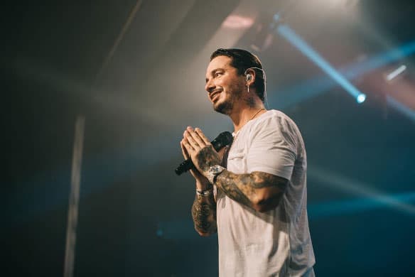 Ambos son entregados en el escenario en cualquier parte que vayan y agradecen el apoyo de sus fans estén en donde estén.