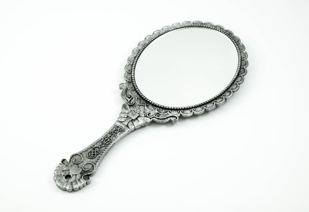 Los espejos negros -confeccionados con obsidiana- quizás sean uno de los elementos más relacionados con la magia. Se han descubierto esos espejos en el Tíbet, y también en el Egipto antiguo, y hay quienes dicen que los introdujeron en México hace muchos siglos los antecesores de los actuales mayas.