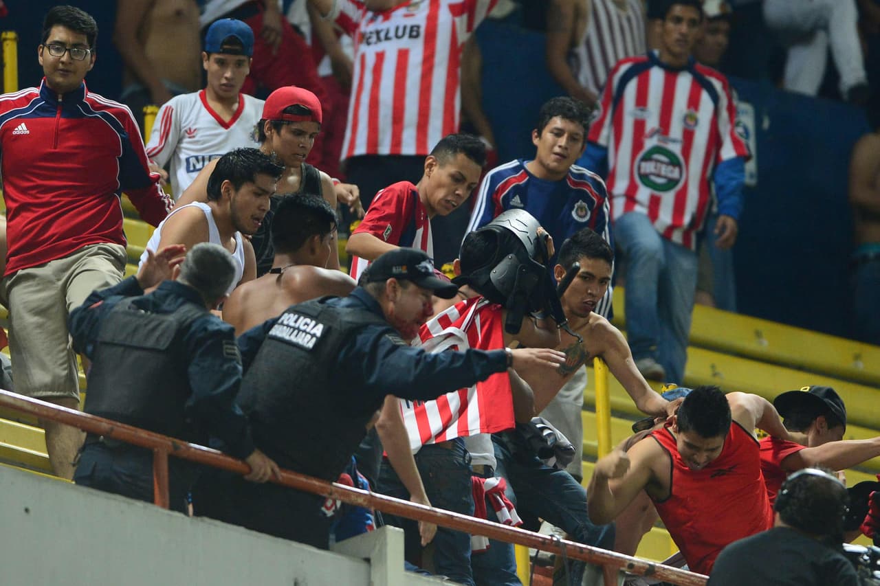 En el Clausura 2014 se presentó en las gradas del estadio Jalisco una trifulca entre aficionados de Chivas con policías, donde los elementos de seguridad fueron gravemente heridos. Tras estos desmanes por parte de seguidores del Rebaño, ocho personas fueron detenidas.