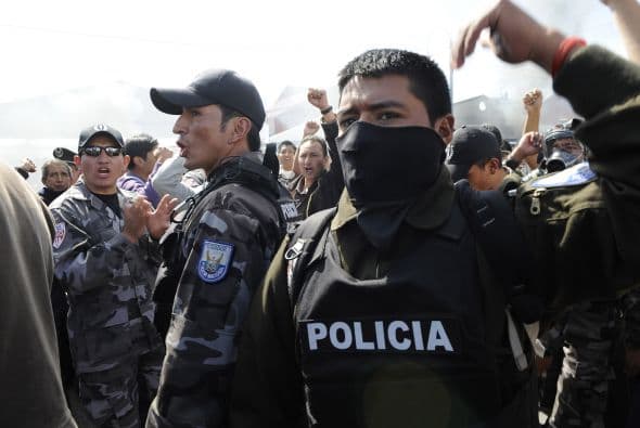 El hermano del ex mandatario y dirigente del partido Sociedad Patriótica, Gilmar Gutiérrez, rechazó el señalamiento y dijo que Correa 'por decisión propia ... (fue) hacia la turba enardecida, no fue a darles soluciones a los policías, fue a provocarles, a desafiarles y ahí se generó la confusión y acciones injustificables de la policía ... el responsable se llama Rafael Correa'.