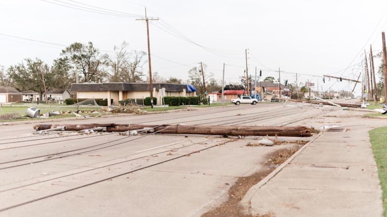 Además del calor, el 
<a href="https://www.univision.com/noticias/estados-unidos/por-que-mas-de-la-mitad-de-los-muertos-del-huracan-laura-fueron-por-asfixia">monóxido de carbono</a> que emiten los generadores puede ser una causa mortal. "Una familia de cinco personas falleció aquí recientemente por esto" asegura Jessica.