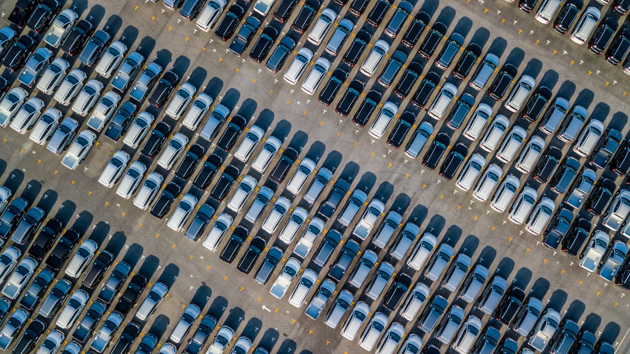 Al analizar más de 32 millones de transacciones por carros usados, iSeeCars comparó épocas específicas del año, incluidos los días festivos y los meses del año, para determinar si los consumidores pudieron encontrar más o menos ofertas que el día promedio.