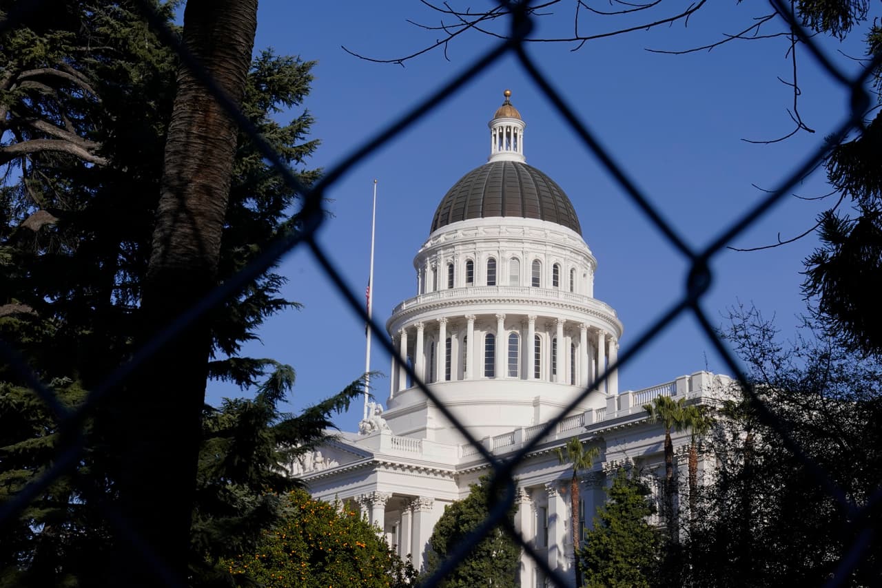 La Patrulla de Caminos de 
<b>California</b> y el Departamento de Servicios Generales han instalado una cerca de alambre de seis pies alrededor del perímetro del Capitolio del Estado para garantizar la seguridad de los terrenos del Capitolio.
<br>