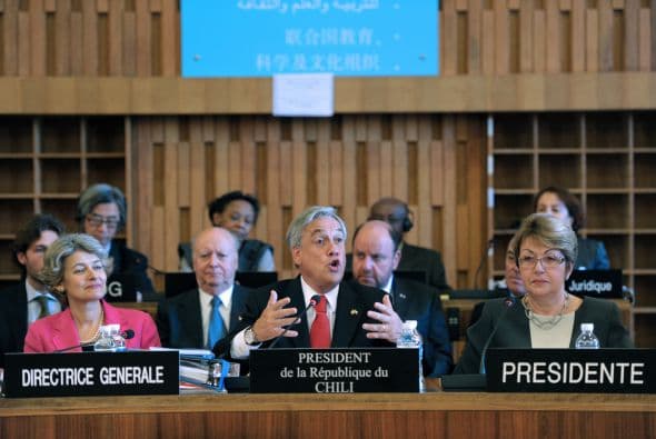 "Nuestra meta es que Chile, y también América Latina, sea un país desarrollado", afirmó Piñera ante el consejo ejecutivo de la UNESCO donde sostuvo que "la batalla por el futuro, por el desarrollo (...) la madre de todas las batallas la vamos a ganar en las aulas" y consideró que "no hay mejor inversión (...) que darles a nuestros hijos una mejor educación".