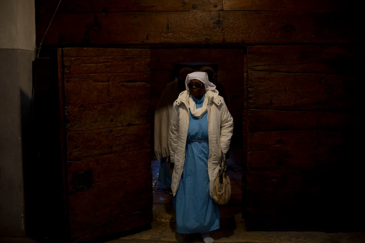 Alrededor de 200 personas fueron autorizadas a salir de la Franja de Gaza para la ocasión, de las 950 que solicitaron permiso, según Wadie Abu Nasar, portavoz de las Iglesias de Tierra Santa. Un peregrino entra en la iglesia cristiana más visitada de Belén.