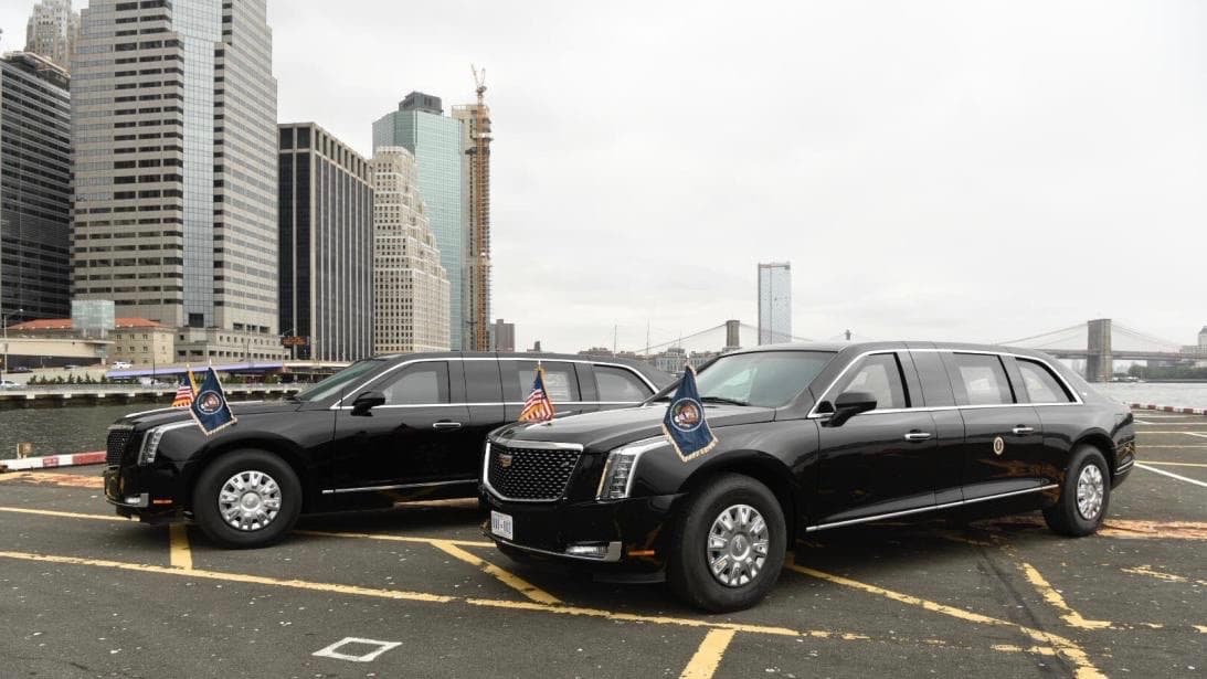 <h3 class="cms-h3-H3">La Bestia</h3>
<br>Quienes disfrutan del lujo presidencial probablemente podrán convencer a
<b>Cadillac</b> que les fabrique un automóvil que se parezca a la
<b><a href="https://www.univision.com/noticias/autos-y-famosos/conoce-a-la-bestia-de-donald-trump-y-las-otras-limusinas-presidenciales-de-estados-unidos-fotos" target="_blank"> limusina del Presidente de Estados Unidos</a></b>. Pero por más dinero que se tenga, nunca se podrá saber a ciencia cierta cuales son las especificaciones de la mítica limusina, por lo que cualquier réplica solo podrá ser una aproximación al producto legítimo. No esperen poder comprar un ejemplar usado, ya que después de completar su vida util estos vehículos son destruidos inmisericordemente.