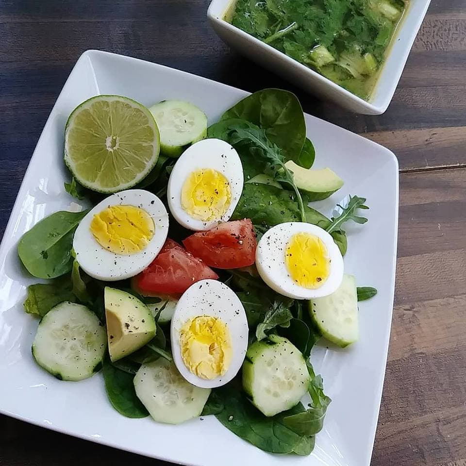 Durante el primer día del Reto 28 quedó comprobado que para llevar una alimentación saludable no hay que pasar hambre, ni renunciar a comer sabroso. Esta cena de consome de pollo y ensalada con huevo duro le encantó a 
<a href="https://www.facebook.com/groups/reto28/permalink/2057311741148963/">Alicia de la Cruz</a>. "Ufff todo delicioso", escribió en su post.