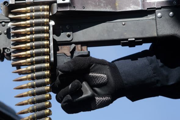 Un agente de la policía federal porta una ametralladora GPMG en un puesto de control en Iguala.