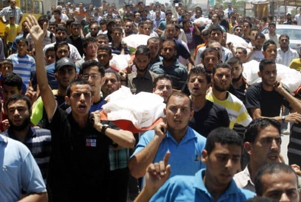 Familiares y amigos de la familia al- Hajj llevan los cuerpos de las ocho víctimas.