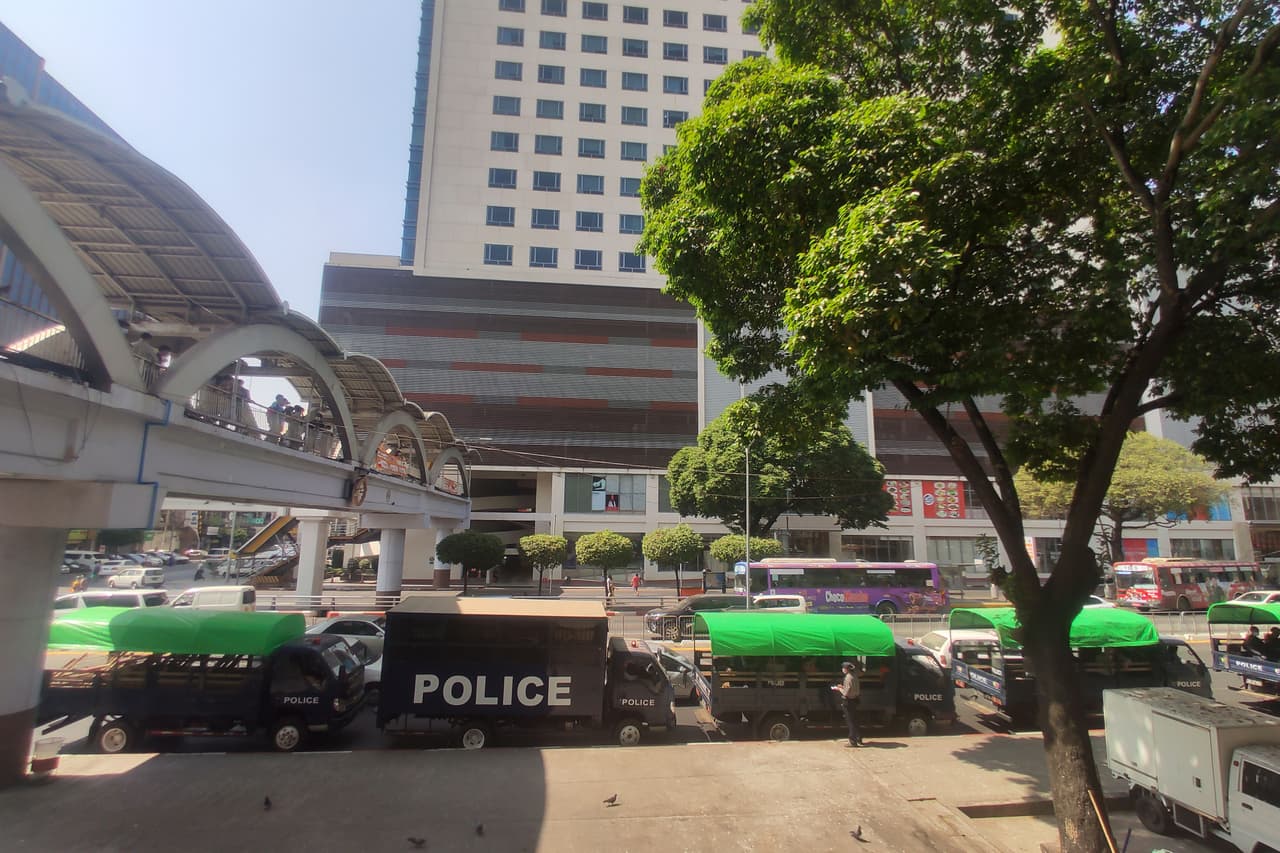 Las acciones de los militares reciben condena internacional generalizada. El nuevo secretario de Estado de Estados Unidos, Anthony Blinken, emitió
<a href="https://twitter.com/statedeptspox/status/1356084642462445570?s=20" target="_blank">un comunicado expresando su “grave preocupación y alarma”</a> por las supuestas detenciones. “Pedimos a los líderes militares birmanos que liberen a todos los funcionarios del gobierno y líderes de la sociedad civil y respeten la voluntad del pueblo de Birmania, tal y como se expresó en elecciones democráticas”, dijo empleando el nombre antiguo de Myanmar. “EEUU se alza con el pueblo birmano en sus aspiraciones de democracia, libertad, paz y desarrollo”.
<br>