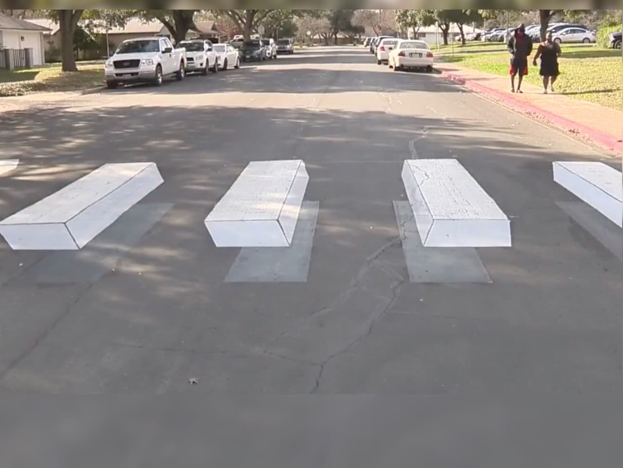 No, no estás viendo doble: Windcrest instala cruce peatonal en 3D para reducir velocidad de conductores