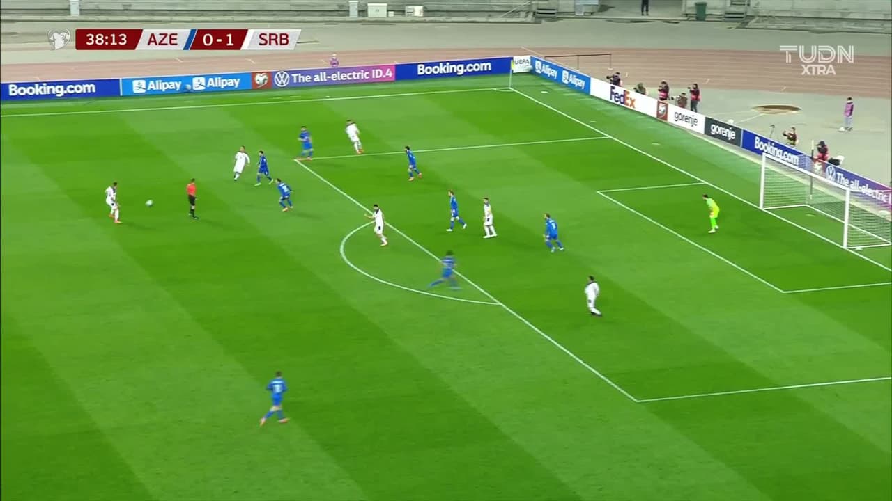 ¡TIRO ATAJADO! disparo por Aleksandar Mitrovic.