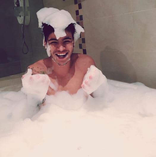 Sin importar dónde esté, nunca deja abandonados a sus seguidores y les cuenta paso a paso lo que hace.