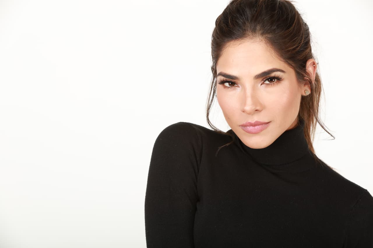 "El modelaje es casi como la actuación", asegura Alejandra sobre cómo se debe posar para lograr una foto espectacular. Mira 
<b><a href="http://www.univision.com/shows/la-reina-de-la-cancion/capitulo-4-alejandra-la-de-tijuana-en-la-alejandra-te-dice-como-lucir-como-una-estrella-video" target="_blank">el video</a></b> de cómo se realizó su sesión fotográfica para conquistar al mercado norteamericano.