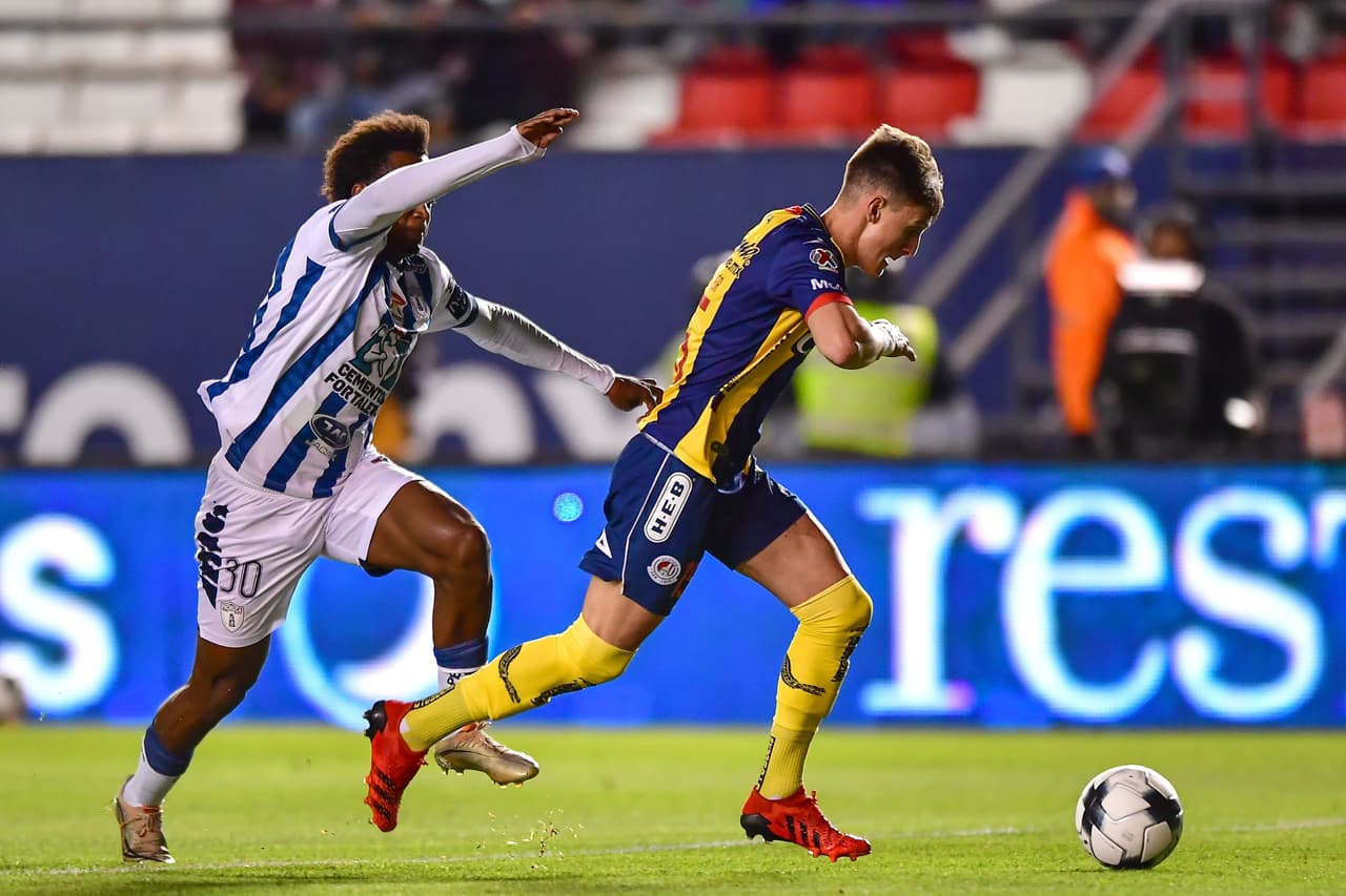 Pasado el cuarto de hora crítico en el Alfonso Lastras, Atlético San Luis retomó el balón y comenzó a desplegar su juego; las llegadas de peligro no tardaron en llegar.