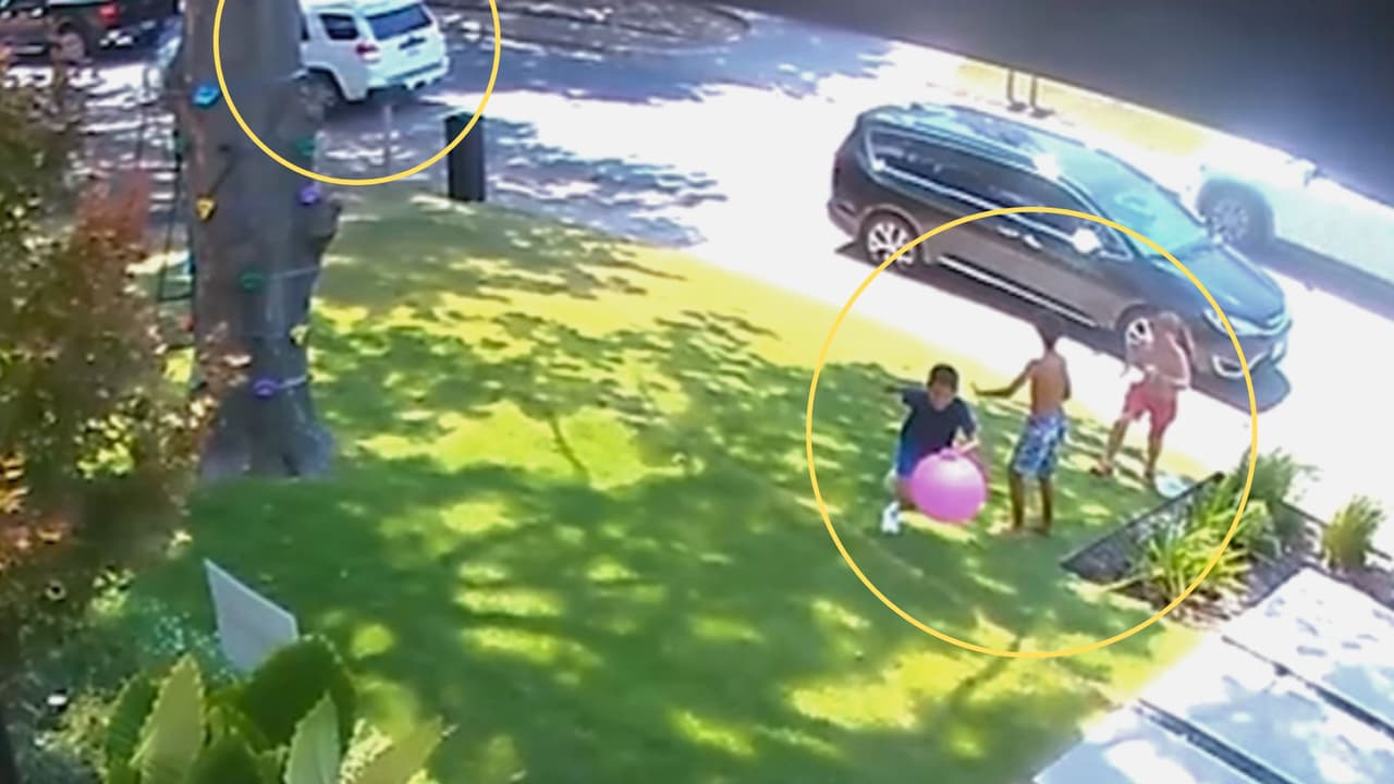 En los videos se observa a los niños corriendo hacia una casa y pidiendo ayuda a su mamá.
