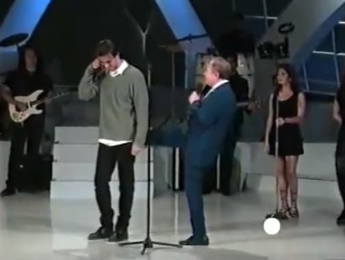 Enrique Iglesias también recibió la patadita de la suerte, pero era sabido que la amistad que tenía Raúl con Julio Iglesias casi evita que Enrique llegara a México para hacer carrera. 
<br>
